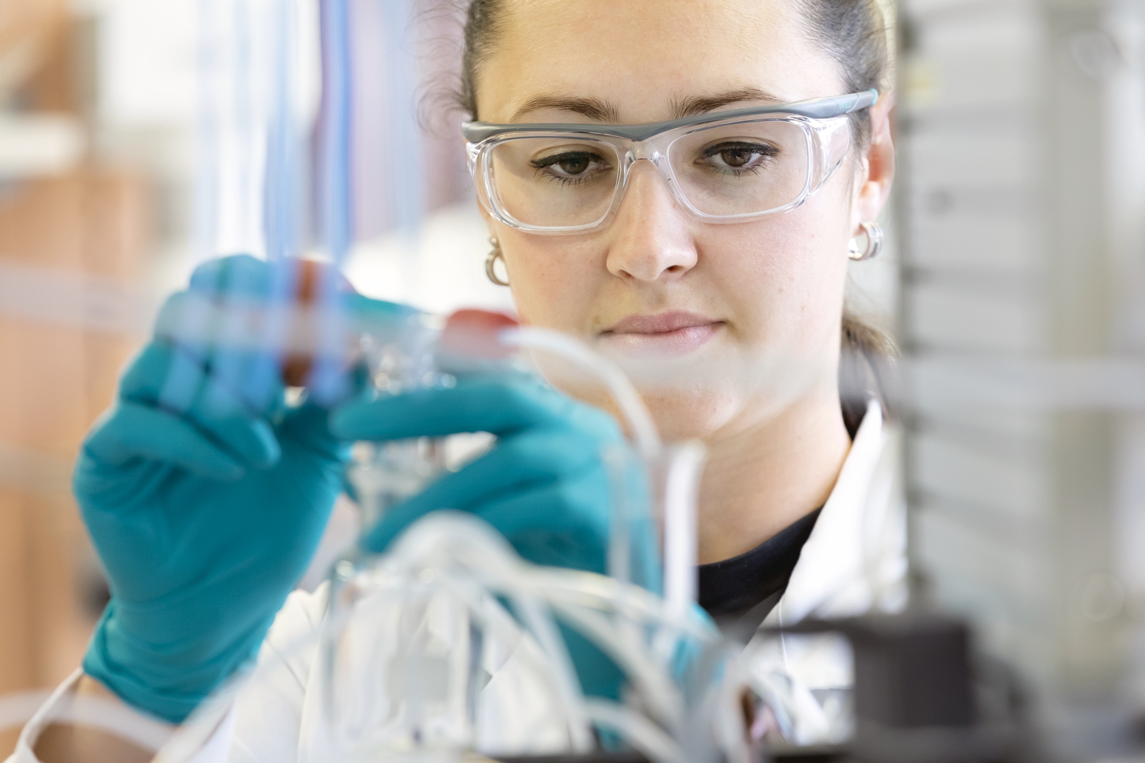 A female scientist is performing an experiment.